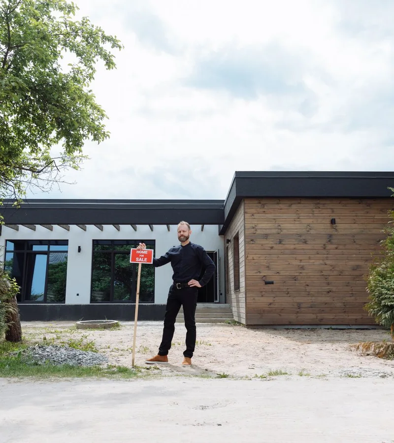 Professionnelle devant une maison en cours d’estimation