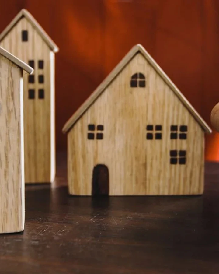 Maisons miniatures et pièces réunies pour comparer un projet immobilier